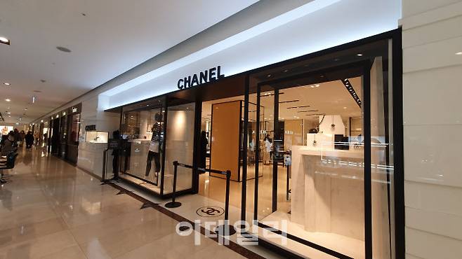 ▲지난 1월 15일 현대백화점 압구정점 샤넬 매장. (사진=백주아 기자)