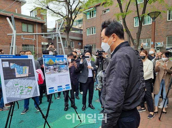 오세훈 서울시장이 14일 면목동 모아타운 사업지를 방문해 설명을 듣고 있다. (사진=신수정 기자)