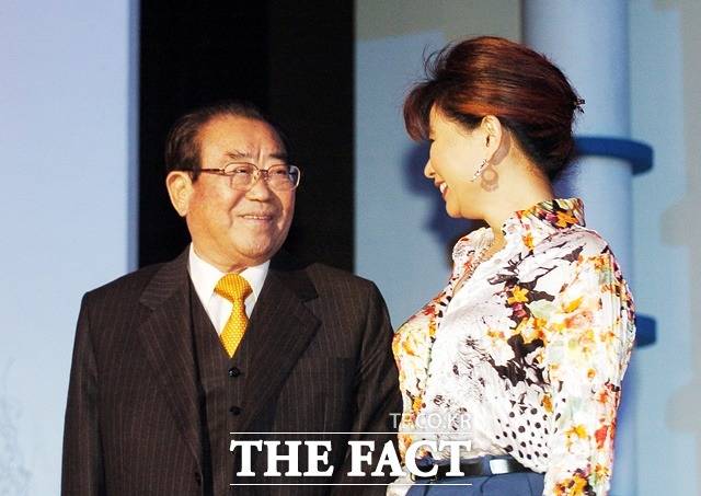 진미령은 밤무대에서 각별한 인연을 쌓은 이주일의 관심속에 고 곽규석 등과 예능 콩트프로그램에도 많이 출연했다. 사진은 KBS '전국노래자랑' MC 송해와 방송 출연 당시 모습. /더팩트 DB