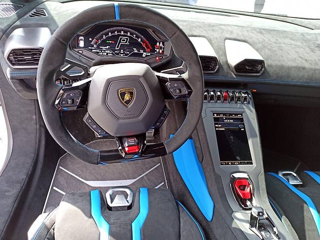 람보르기니 우라칸 STO 운전석