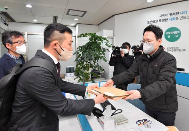 박점규(왼쪽) 직장갑질119 운영위원과 권호현 변호사가 14일 서울 외교부 청사에 마련된 국민권익위 정부합동민원센터를 찾아 가짜 계정을 만들어 직원들에게 여성회원으로 활동하게 한 소개팅 업체 테크랩스에 대한 공익신고서를 제출하고 있다. 서재훈 기자