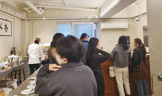 스탠딩 에스프레소바 유행을 국내에서 처음 시작한 것으로 알려진 리사르커피 약수점. 10명 정도 서 있을 수 있는 작은 매장에 평일 오전에도 사람이 가득 찼다. (윤은별 기자)