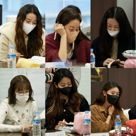 Nineteen, thirty-nine confirmed the casting of super-luxury female actors such as Lee So-yeon, Jeon Hye-bin, Son Yeo-Eun, Integer pool, Seungeun Oh, Lee Yoo-Mi, and released a leading scene on the 14th.Nineteen, thirty-nine (director Park Jae-ho, production SG&G Holdings) is an emotional healing drama that faces Secrets hidden by the committees reunited in the cafes of the chiefs after the brilliant Whispering Corridors and grows up understanding each other for 20 years.It has confirmed a cast combination of female stars with colorful charms such as Lee So-yeon, Jeon Hye-bin, Son Yeo-Eun, Integer pool, Seungeun Oh, Lee Yoo-Mi.Park Yeon-mi, the director of the Whispering Corridors who made the scattered alumni gather together first, is played by Actor Lee So-yeon, who has been loved by the public through the movie Scandal and Drama Dong-yi.Yeonmi is a character who always demonstrates his challenging spirit. It is a character who returns from a long foreign life and provides a cause for friends to gather.Actor Jeon Hye-bin, who has been a representative of the past school and currently runs a yoga school, will perform a decomposing performance in the movie Lucky and Drama Oh Hae Young.Actor Son Yeo-Eun, who showed stable acting through a number of dramas such as The Most Common Love, Security, Coin Rocker, and Drama, Wonderful Rumor, My sister is alive and Defendant, played the role of a lively housewife Kim Soo-jin with a 17-year-old daughter.Nam Hee Nam, who lives with his own pain hidden in the face of the outside of the Whispering Corridors Committee, is a bridge between the Whispering Corridors Committees. The movie Harmony, Dramatic Night, My PS Partner, Drama Ssam My Way, Twenty Years Old, Why is Kim Secretary Actor Integer pool, who has been active as a new Stiller in works such as Ilji and Uncle, raises expectations for decomposition.Yoo Jin-hee, who became an adult with a secret that could not be told to friends, is the owner of a rural beauty salon, and has made his face known through the sitcom Nonstop 4 and has built a deep acting career through the drama Ji Sung-myeon Gakcheon, Elegant Ga, Showwindo: Queens House H took over.Finally, Shin Hyun-soo, who was the object of envy of the students of Whispering Corridors during his school days, has disappeared after some events, and Actor Lee Yoo-Mi, who has been seen by audiences in the movie Unprotected City, Insa-dong Scandal, Gunship Island and SG&G Holdings