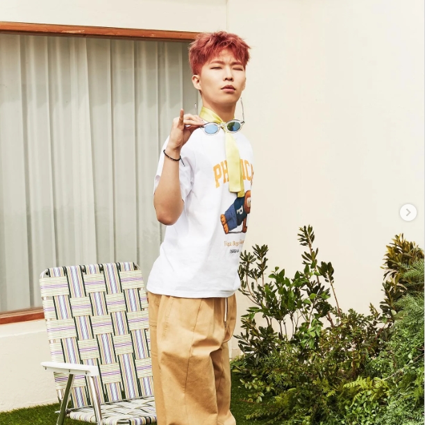The group AKMU (Evil community) Chan Hyuks different pose and styling are the hot topic.Chan Hyuk posted an article and a photo on his 14th day on his instagram saying Have a day of scheming.In the public photo, Chan Hyuk is taking a pose wearing a white short-sleeved T-shirt and beige color jogger pants.Chan Hyuk, who had red hair and sunglasses in his hand, took a unique pose with his young fingers.On the other hand, Chan Hyuk made his debut with his first album PLAY in 2014.