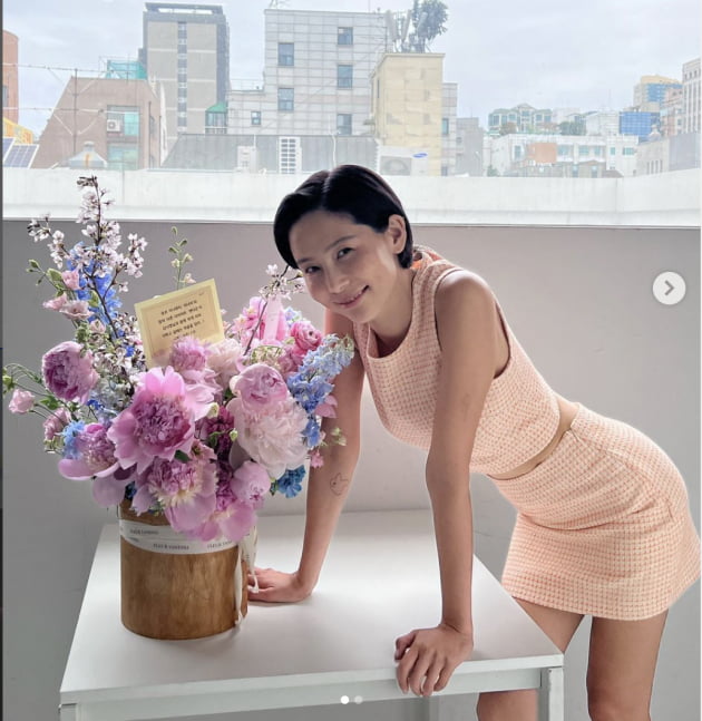 Broadcaster Kim Na-young showed off her beautyKim Na-young posted a picture of his current situation on his SNS on the 15th.In the photo, Kim Na-young, dressed in a short sleeveless top and a mini skirt set-up, posed next to a bright flower.The elongated limbs, small faces and dry body make women envy.The post also showed his affection by pressing his lover MY Q Likes.On the other hand, Kim Na-young reported on the pink devotion with singer MY Q last year.He appeared on JTBCs Brave Solo Childcare - I Raise last year and shared the parenting routine of his two sons.