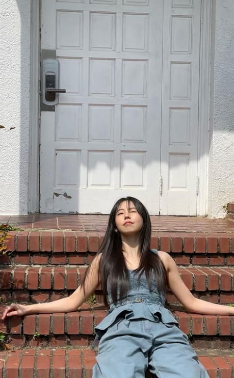 Singer An Sohee showed off her brilliant beauty like sunshine in spring.Ahn Sohee posted two photos on his instagram on the 15th with an article entitled Good Sunshine Day.In the photo, Ahn Sohee is sitting on a brick staircase wearing a sleeveless denim top and similar colored pants.Ahn Sohee is preparing for his next work after the recently concluded JTBC drama Thirty, Nine.