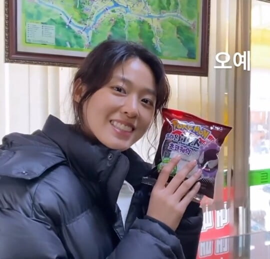 Group AOA member and actor Seolhyun reported on the latest situation.Seolhyun posted a short video on his Instagram on Saturday.In the video, Seolhyun, who is smiling with a pokemon bread, showed a happy feeling that he was Oye.Especially, the beauty of Seolhyun without humiliation even in the unpretentious appearance is admirable.On the other hand, Seolhyun will appear on the TVN new drama High Seas shopping list which will be broadcasted on the 27th.
