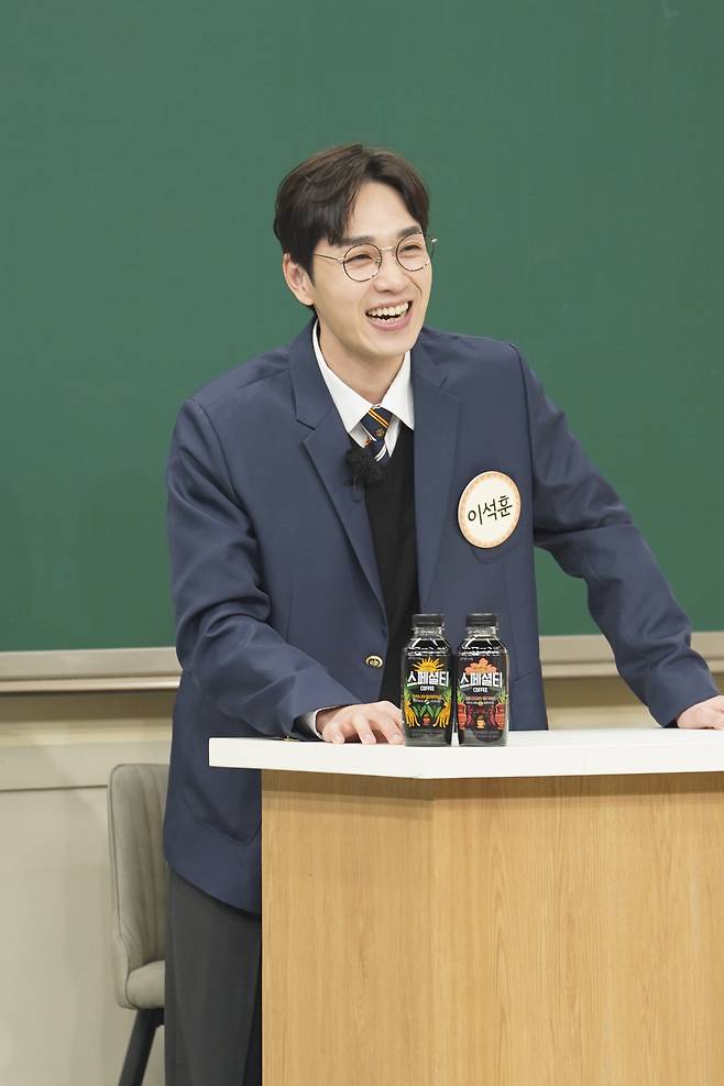 Singer Song Ga-in reveals a clunky story about a Grandmas Boy fan.JTBC Knowing Bros, which will be broadcast on April 16, will feature Lee Seok Hoon and Song Gain as transfer students.They will be responsible for the laughter Hougang MRT Station as well as the ear Hougang MRT Station with a live singing ability to applaud.Song Ga-in released the dialect 2 as an advantage: this time, when Changans change to a famous dialect, which was shown at the time of his last appearance, became a hot topic, he will show an upgraded version.Song Ga-in laughed after reinterpreting the lyrics of Waxs representative song, Brother, as a version of Jeolla-do dialect, following the cartoon and drama famous ambassador.Song also talked about episodes he experienced at numerous events.In particular, Grandmas Boy fan who came to the audience from the stage tried to give money, he explained the details and made everyone feel sad.Lee Seok Hoon then revealed the dizzying incident during the musical King Kibbutz, and the detailed story of Song Gain and Lee Seok Hoon will be released on this broadcast.Lee Seok Hoon and Song Gains singing skills and witty entertainment can be found at Knowing Bros at 8:40 pm on the 16th.