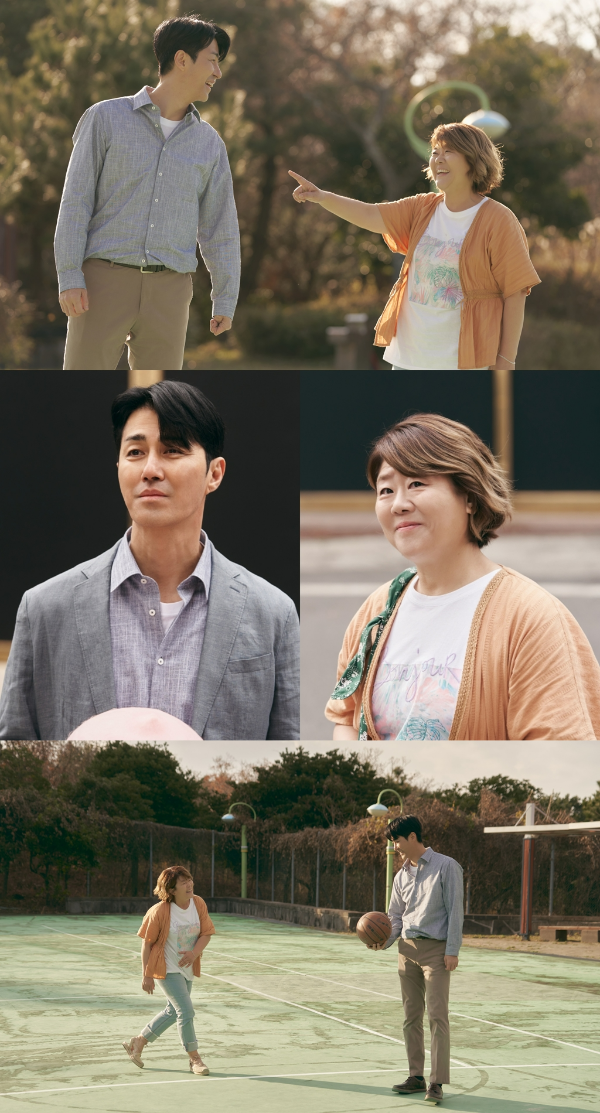 A memorable trip by Cha Seung-won Lee Jung Eun was captured.TVNs Saturday Drama Our Blues (playwright Noh Hee-kyung/director Kim Gyu-tae Kim Yang-hee Lee Jung-mook) unveiled the third still cut of Cha Seung-won Lee Jung Eun, who is traveling in Mokpo Memories on April 15.In the last two episodes, two Friends Choi Han-soo (Cha Seung-won) and Lee Jung Eun-hee (Lee Jung Eun) reunited in 20 years, unlike the current, the images of the clear and full youth were depicted.And the two friends traveled together to Mokpo, a memorable school trip.Choi Han-soo has a desire to borrow money from Friend Jung Eun-hee, and Jung Eun-hee is excited about his trip with First Love Choi Han-soo.Their trip to the statue was focused on how it would be completed.In the third round, Choi Han-soo and Jung Eun-hee will travel to Mokpo memories.The two of them play basketball that Choi Han-soo enjoyed during his school days, wander around every corner of the alley where memories are made, and think, We were pretty at the time.The two people who are wet with their eyes are foreseeing the trip of those who will be full of clutter.The two people who recall the most brilliant youthful days of life are going to wet the hearts of the viewers.However, unlike Jung Eun-hee, who is excited and happy, he can not ask Jung Eun-hee, who remembers himself as a wonderful First Love, to borrow money.What will Choi decide in the end? And can Jeong Eun-hees thrilling memories continue? Attention is focusing on the ending of the two Friends youth memories.