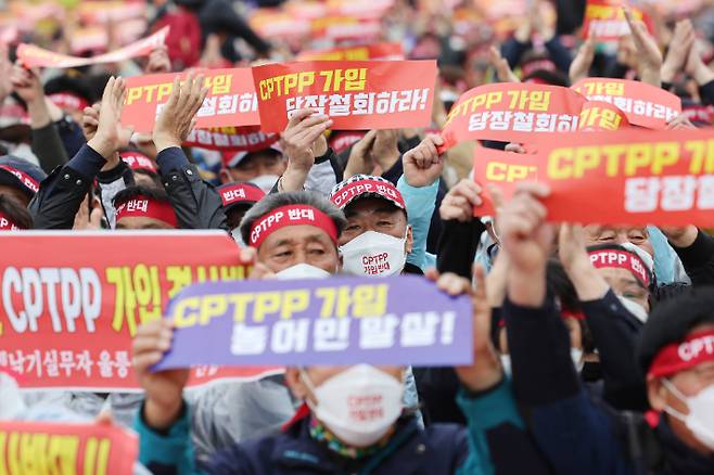 전국농민회총연맹(전농) 관계자들이 지난 13일 서울 여의도공원 문화의마당에서 포괄적·점진적 환태평양 경제동반자 협정(CPTPP) 가입 저지 전국농어민 집회를 하는 모습. 연합뉴스