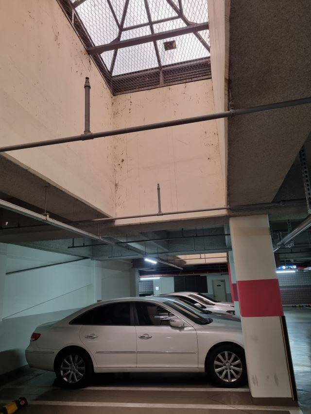 지난달 24일 민방위 대피소로 쓰이는 서울 은평구 진관동의 한 아파트 단지 지하주차장 천장이 유리창으로 돼있는 모습. 이동환 기자