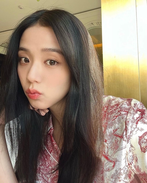 BLACKPINK JiSoo has revealed its daily routine.Group BLACKPINK member JiSoo posted photos on his instagram on the afternoon of the 16th.In the photo, JiSoo is wearing a colorful costume and leaving a selfie.Above all, JiSoo showed off his neat visuals with a small face and a look-alike.On the other hand, JiSoo has challenged his first acting with JTBC drama Snowdrop: Snowdrop.