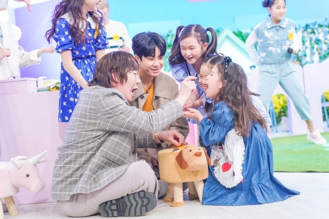 Forsythia school Kim Da-hyun - Lim Seowon - Kim Taeyeon - Hwang Seung-a and Ryu Young-chae - An Yul - Lim Ji-min - Kim Yu-ha Mr.Trot2 and National Singer teams will compete fiercely with pride.TV CHOSUN Generation Empathy Entertainment Forsythia School is Miss Trot, Mr.It is a non-stimulation, no MSG, and no pollution entertainment challenge that childrens performers discovered by TV CHOSUN such as Trot and National Singer.In the 11th episode of Forsythia school, which will be broadcast at 10 p.m. on April 18, Ms.Trot2 vs. National Singer is featured in a special feature, and it bursts into a more passionate battle and cool smile than ever.Above all, Mr. Trot2 is singing the song Miari Pass of the Director and succeeding Jung Dong-won.Hwang Seung-ah, who was praised as Trot Shin-dong, rallied as a new friend of the King Sejong Institute of Forsythia, raising the enthusiasm of the studio from the beginning.In particular, Hwang Seung-ah has been a Miss for a long time.Trot2 s sisters showed excitement that they were in good mood, and Kim Da-hyun, Lim Seo Won and Kim Taeyeon also showed a great smile on Hwang Seung-as visit.In the meantime, Miss.Hwang Seung-ah, who said he liked Jung Dong-won at the time of Trot2, saw Jung Dong-won, who became a teacher at the King Sejong Institute in Forsythia, and said, I feel great to meet you for a long time...But for a moment of shyness, Hwang Seung-ah, who was not ashamed to look at Jung Dong-won during his time as a little girl, became a lady and fired a clear smile at Jung Dong-won, and boldly tapped with Jung Dong-won.In addition, at the same time as Hwang Seung-ah appeared, Mr.Kim Da-hyun from Trot2 - Lim Seo-won - Kim Taeyeon - Hwang Seung-ah and Ryu Young-chae from National Singer - An-yul - Lim Ji-min - Kim Yu-ha were divided into two groups, and a fireworks bout was played.As the two teams took the title of the program they played, they were more enthusiastic than ever before and fought with a fierce battle and brain fight, raising the temperature of the scene.In particular, the two teams played various games, from the corner of the topic of presenting old memories, Mu, Tsu, and Water (what to write), to the advanced Ima Speed Quiz Game, which was upgraded from the existing Speed Quiz Game, and the song stage, which is the long-term of forsythia students.Indeed, there is a growing question about which team will take the joy of victory in the confrontation between Mr. Trot2 and the national singer.