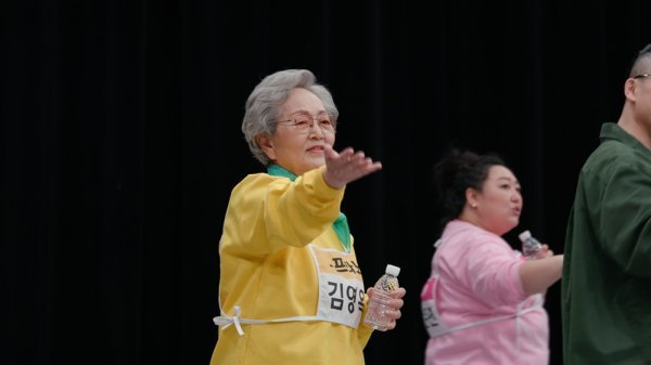 The female members perform a cheerful mid-song dance stage with Avas Dancing Queen.Kim Young-ok and Na Moon-hee start a hard-working practice for the first dance stage of their life.The two are skillfully digesting youthful choreography and making them expect a dancing queen stage full of excitement.The male members challenge Cho Yong-pils Winds Song and convey a message of genuine comfort.Above all, the seniors who have been through the difficult but beautiful youth like the lyrics We realized that more time of failure and agony can not be out of the way have time to write a video letter to me in my youth.The story of a warm cheer and a model for young people is unfolded. The tearful recollection of Jang Hyun-sung, a 20-year-old theater actor during the IMF financial crisis, is impressive.During the day, when it was difficult to visit and sell at night, acting practice was difficult, the cool Confessions, I lived on the milk powder given by my friend, will stimulate the tear glands.The 6th episode of The Things will be broadcast at 9 p.m. on the 18th (Month).