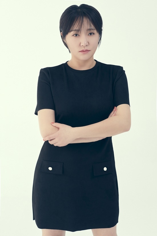 (Following [Exs Interview2]) Kim Hyun-Sook, who was in the company, returned to the drama after a long time since Young Ae, who just ate, and boasted a heavy presence.Kim Hyun-Sook played the role of Lee Young-ae in TVN Young Ae-ae and appeared in the season 17 for 12 years from 2007 to 2019.What does Kim Hyun-Sooks young-ae mean to him? What was the burden of being responsible for more than 10 years with the title Mak Young-ae?Kim Hyun-Sook said: There was a lot of joy and joy in my love life.I think that if I did not experience it myself, I would have been able to give birth, raise children, and express this god like this. Kim Hyun-Sook said: There was a god chasing a crook on a horse in Jeju Island, but there was actually a big fraud two weeks before shooting.I heard the story of Why is Acting so good? At the time, I was careful to tell my personal history and hid it because I would.Strangely, what I had first went through came to Young Aes script and I went through what Young Ae had gone through. I also felt like I was being culled, there was such a wind, if I knew this season was really over, I wanted to be more polite to viewers.I wanted to express my gratitude in any way even if it was small, but I could not do it because the situation of Corona 19 was overlapped. Kim Hyun-Sook said, When Young-ae was finished, I had no idea, but when the fans talked, I suddenly remembered it. I was so grateful and all thanks to the audience.You have lived well so far and believe that you will continue to live better. (Continue at [Exs Interview4])Photo: Joey Entertainment, Kim Hyun-Sook SNS