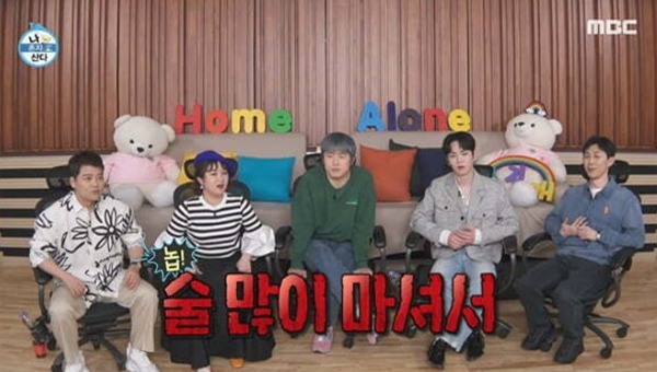 MBC entertainment <I Live Alone>, which celebrates its 9th anniversary, is doing well.The audience rating of 6 ~ 8% was less than the peak of the year and the topic was lost, but it still occupies the top spot in 2049 ratings and Friday entertainment ratings.The Rainbow team, which had been able to finish the various wanderings that had been done over the past two years, reconsidered the direction of Yeon-pa and rebuilt it to some extent.Jun Hyun-moo, who has returned to Park Na-raes shoulder, who has become increasingly role and weighted, is carrying the burden, and the humanity and sense of life that has been emptied as Lee Si-eon, Henry and other idiot brothers are missing are filled with the discovery of Kim Kwang-kyus return,Now, the reality like a friendly neighbor has become a broadcast of artificial settings and episodes that are hard to find, but despite the fixation of the format, it is making the atmosphere again through a slow but proper human renewal.The controversy over the crews deception of Kian84, a key member who created the most profound crisis, was completely forgotten by Kian84s human charm and various episodes that reveal the present.Meanwhile, the seats of the members of the group, centered on Han Hye-jin and Park Na-rae, were reorganized again, with Kian84, Park Na-rae and Jun Hyun-moo.Song Min-ho and Kian84, who have been watching for the first time in their lives, went camping together, and Park Na-rae played a bigger role outside the studio.But it cant be the same for nine years.The biggest change that has occurred since the program has long been loved and the people who have actually grown up again have been the main players, unlike in 2017, when they were heading up to a higher place together, they deal with success beyond growth.It is a symbolic episode of Jun Hyun-moos New Years Mt. Halla climbing, which came down for a while due to burnout, etc., while climbing the top of MC with the heyday of <I Live Alone>.The best part of this changed code is the new house that became the representative menu of Baro . Recently, I have been watching the house of rainbow members almost every time.The visit to the house of others is always a curious material, but it is also the easiest setting to capture the present of the members who are no longer able to operate the growth remady.From Sungsan-dong Villa to Hannam-dong, I watched Park Na-raes growth remady together. Likewise, I moved from Jangan-dong Turum Villa to Hannam-dong Villa, Kyung Soo-jin, Kian84, who became a landlord, and Kim Kwang-kyu, who was also a character of sadness, finally watched the peak of the slow growth remady, which finally set up a 60-pyeong car.It is true that the aspect of the home shown by the Rainbow Membership cast is far from the success period of living in a small villa as a young man, preparing an apartment through subscription and starting a honeymoon (so sometimes criticized as I am well alive), but it is more natural to note the success after, not the growth of the position, such as the age or business of the major cast members.And this code is the one who leads the front line, Baro, who is in charge of the main episode in succession.His episodes are now shifting their focus to human maturity, self-search, rather than focusing on the down-to-the-down travel.Especially, the episode of the first solo exhibition, which was held for 8 months on the 15th broadcast, was an extension of the character Kian84, which was the effort to find himself as an artist beyond the identity of a webtoon writer who had to work with the public response and the closeness of the episode.But the change in seeing this new look is good, but it remains to be wondered how popular and universal the code that deals with the success after growth is over.For example, about the human growth of Kian84 84, which can achieve India stability and enjoy Indias freedom in terms of so-called career or assets, it is doubtful how many viewers will share romance and sympathize with Kyung Soo-jins episode, which saves a private space for a studio of 1 million won per month.If Yolo was a topic five to six years ago, Young & Rich, who showed a successful life until recently, was a romantic romance.I Live Alone may have been conscious of this, but it is a lot of Tian Shi, but now it is getting a little farther away.How much romance can be administered to save the workshop beyond saving the house today?How much empathy can it reach the public to put the troubles and life after success beyond Tian Shi of wealth and success?I do not think that the reason why the recent wave of I Live Alone has been quiet is far from this worry.In order to sync with the departing viewers and new viewers who are not flowing in, it is necessary to catch a code of a kind of zeitgeist as it has been so far, not to see the game with a one-time casting that sometimes bursts.columnist Kim Kyo-seok