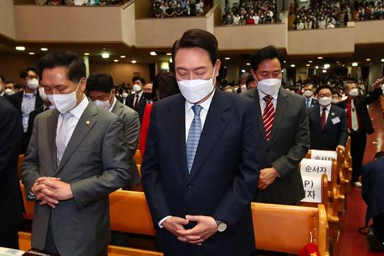 윤석열 대통령 당선인이 지난 17일 서울 여의도 순복음교회에서 열린 '2022 한국교회 부활절 연합예배'에 참석했다. /사진=뉴시스