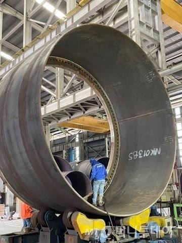 포스코의 후판제품을 이용해 씨에스윈드가 풍력타워 구조물을 제작하는 모습 /사진=포스코