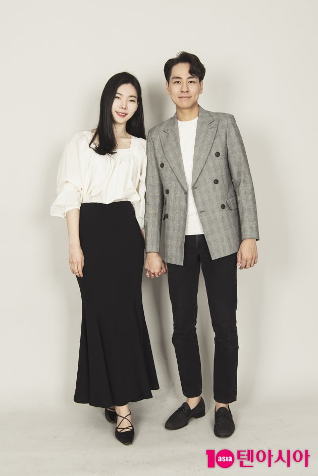 Singles 2 is a wedding ceremony on September 3rd.As a result of the coverage, MBN Singles2 has appeared in the relationship with Lee Eun and Yoon Nam Ki are planning to celebrate September 3rd.The two have already been married and have legally become married, and will invite family members and acquaintances to celebrate this fall.The two men appeared in the dating reality Singles 2 of the dolsing men and women.Yoon Nam-ki, a sweet-hearted woman who snipers a woman, and Ida-eun, a beautiful couple, were loved by viewers, and the two also revealed the process of remarriage preparation through the Singles Abduction.Yoon Nam-ki, who also revealed his proposal to Lee Eun-eun on the air, said, I hope the wedding date is between August 30 and September 3.August 30 is the first day I met with Singles 2; I have been together for four nights and five days, so I hope I will do it in the meantime.Yoon Nam Ki and Lee Eun appeared directly in the studio at the final Singles Atomic broadcast on the 18th.MC Yoo Se-yoon gave a wedding society and John Park gave a celebration.On the day of the broadcast, Yoon Nam Ki and Ida Eun took out the marriage report certificate and said, I want to tell you here and I will release it for the first time.I could not imagine it coming out on the air, but I will live happily and happily in return for the future.