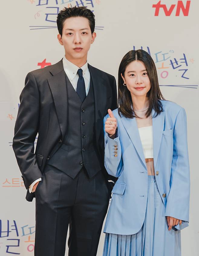 On the afternoon of the 20th, the drama Starfall production presentation was held online.Actor Lee Sung-kyung, Kim Young-Dae, Yoon Jong-hoon, Kim Yoon-hye, Park So-jin, Lee Jung-shin and Lee Soo-hyun attended the event, which was held in non-face-to-face to prevent the spread of Corona 19.Is a romantic comedy drama depicting people who try to make them shine behind the stars of the sky.The reason the drama title is Starfall is because it is the story of the stars who clean up the shit of the stars.In fact, Choi Yeon-soo, who has worked at management companies, will write a script and create a work that is live with reality based on a deep understanding of the entertainment industry.Lee Soo-hyun PD, who directed the production, said, When I first read the script, I did not know the history of the artist, but as soon as I read it, I knew that I knew or worked in this industry.The episodes that are in the script are well-represented in the reality of the entertainment industry.This PD said, Even though I know that my agency Actor is dating, the public relations team is a story that anyone who has seen the entertainment news once, such as the ambassador who says, It is a close friend.I do not remind you of a specific event, but I always point out what happens. Lee Sung-kyung is divided into Star Force Entertainment Promotion Team leader, who boasts extraordinary speech and excellent crisis response ability.He described the drama Starfall as not a fake, but a real story.He said he was close to the public relations team staff who worked together and came in a lot about their work and grievances. I sympathized with the grievances and reality of the Entertainment family.It was about 95% similar to reality. However, the episodes in the drama emphasized that they were not stories with someones motif.On this day, Actors said that they felt a lot of gratitude for the people around them while acting as employees who helped entertainers.Yoon Jong-hoon, who is divided into management team leader Kang Yoo-sung, said, I went to the filming sites of actors in the drama.I thought I should make less trouble because I had less phone calls. I felt grateful to the managers and stylists who work together because it was so hard. Lee Sung-kyung also said, If you do not think like your own work, it seems that you can not do it.I felt so precious and lovely, he said. I will do better in the future. On the other hand, actors such as Choi Ji-woo, Park Jung-min, Song Ji-hyo, and Lee Sang-woo will be released as cameos.Lee Soo-hyun PD said, Actors appear in the role of Actor directly. There are many cameos that fill interesting episodes in each episode.It will be fun to see what cameo will come out, he said.Starfall, which is full of unsmiling happenings and stories in the entertainment industry, will be broadcasted at 10:40 pm on the 22nd.