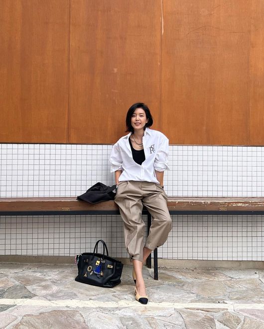 Actor Chae Jung-an surprised Haru with 10 million One Shopping, and this time he was caught on the floor as if he were dealing with an eco bag of Hs bag called Luxury in Luxury.Chae Jung-an posted articles and photos on his SNS on the 19th, A lap of Chae Jung-ans neighborhood.In the photo, Chae Jung-an completed the spring fashion by matching a white shirt with seven-part pants.In particular, Chae Jung-an takes a picture and puts a bag on the floor, but he throws Hs Luxury bag that he can not buy even if he has money.It starts at 10 million one, but Chae Jung-an can not predict the price by adding various custom.The netizens responded that they put down such expensive bags casually and had a lot of power.In fact, Chae Jung-an seems to be dealing with tens of millions of H bags as eco bags.Chae Jung-an posted a video on his personal YouTube channel, Chae Jung-anTV, called Sano Premium Outlets LuxuryShopping, which Chae Jung-an tells in December last year, which became a hot topic with Luxury Plex.Chae Jung-an said, I will see you again, as if it were a frequent occurrence, even though I had a close to 10 million One shooting in Haru. I decided not to look at the card price next month.But it wasnt 8.5 million One Shopping.Chae Jung-an then said in a video of unboxing the purchases from Sano Premium Outlets, Im sorry ... I actually bought 10 million One.Chae Jung-an said, It is an unboxing time that comes every month, not every day.Yeoju Sano Premium Outlets went to see what it felt like, and then returned because the card was dim. This was taken.The closet is scorching, so you have to get rid of your favorite kids quickly. Some people cant touch it because of unboxing.In addition, Chae Jung-an soon released a photo of a bag of two hands in front of a department store P company Luxury store and said, Hi ~ ~ ~ I have to solve it in unboxing ~ ~ ~ ~ ~ !Even after that, Chae Jung-an often attracted attention by revealing his wearing Luxury items.Among the accessories luxury, Vs 9 million One bracelet, a luxury brand, was also surprised once again.And this time, it is a series of surprises to throw out Hs bag and take pictures.Chae Jung-an SNS captures video