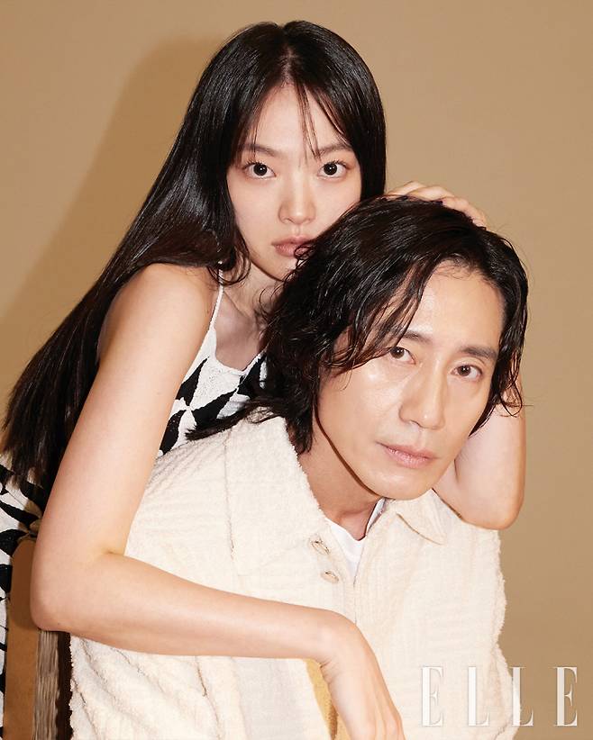 The mystery thriller Anchor actors Chun Woo-Hee and Shin Ha-kyon took a photo shoot with fashion magazine Elle.This photo captures the subtle tension between the two actors. Each of the actors turned into a suspect and a suspect, and they showed a picture chemistry as excellent as acting breathing.In an interview with the photo shoot, Chun Woo-Hee, who plays the role of the broadcaster signator Anchor Sarah, said, I practiced listening and talking every day for the announcer acting.Ive seen a lot of news and collected as much as I can to refer to, from vocalization to breathing and gestures, he said.Shin Ha-kyun, who visited the hypnosis treatment process directly to play the role of psychiatrist Inho, said, There is a defense mechanism that prevents sick memories from coming to mind.Hypnosis is the way to induce and resolve the unconscious memory of the past. I have always been calm and postponed as much as possible. Chun Woo-Hee said, I heard a lot of stories about good people, but at the beginning I was unfamiliar and approached each other carefully.Each actor has a different style of focusing on the field, and Sunbather always feels comfortable before shooting, and I realize that Sunbather is not a gathering style (laugh).From then on, I could share and learn a lot of stories. Shin Ha-kyun also said, I was so breathing that I was sorry to have a few fronts.Chun Woo-Hee has a remarkable concentration of absorbing and expressing the variables that may occur in the field. The movie Anchor, which is scheduled to open on the 20th, is a mystery thriller that depicts the strange things that happen to her after a tip-off call to Anchor Sarah to report directly to someone who will kill her.Chan Woo-Hee, Shin Ha-kyuns pictures and interviews can be found in the May issue of Elle and on the website.Digital interviews are also released soon through the Elle YouTube channel.