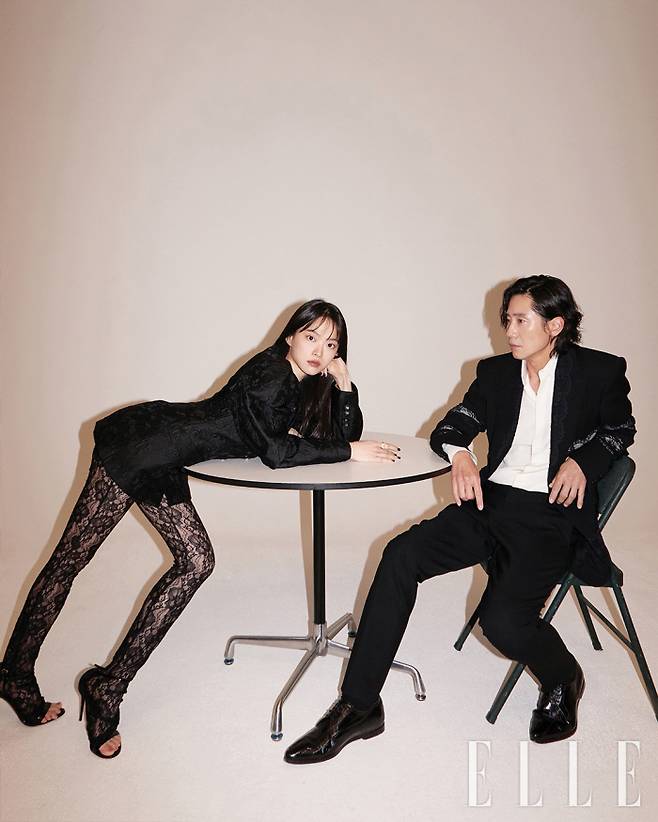 The mystery thriller Anchor actors Chun Woo-Hee and Shin Ha-kyon took a photo shoot with fashion magazine Elle.This photo captures the subtle tension between the two actors. Each of the actors turned into a suspect and a suspect, and they showed a picture chemistry as excellent as acting breathing.In an interview with the photo shoot, Chun Woo-Hee, who plays the role of the broadcaster signator Anchor Sarah, said, I practiced listening and talking every day for the announcer acting.Ive seen a lot of news and collected as much as I can to refer to, from vocalization to breathing and gestures, he said.Shin Ha-kyun, who visited the hypnosis treatment process directly to play the role of psychiatrist Inho, said, There is a defense mechanism that prevents sick memories from coming to mind.Hypnosis is the way to induce and resolve the unconscious memory of the past. I have always been calm and postponed as much as possible. Chun Woo-Hee said, I heard a lot of stories about good people, but at the beginning I was unfamiliar and approached each other carefully.Each actor has a different style of focusing on the field, and Sunbather always feels comfortable before shooting, and I realize that Sunbather is not a gathering style (laugh).From then on, I could share and learn a lot of stories. Shin Ha-kyun also said, I was so breathing that I was sorry to have a few fronts.Chun Woo-Hee has a remarkable concentration of absorbing and expressing the variables that may occur in the field. The movie Anchor, which is scheduled to open on the 20th, is a mystery thriller that depicts the strange things that happen to her after a tip-off call to Anchor Sarah to report directly to someone who will kill her.Chan Woo-Hee, Shin Ha-kyuns pictures and interviews can be found in the May issue of Elle and on the website.Digital interviews are also released soon through the Elle YouTube channel.