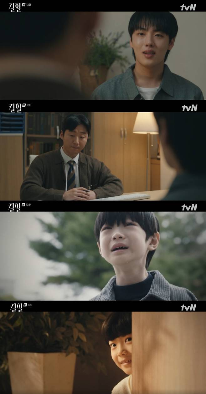 In the 13th episode of TVN Kill Heel broadcast on the 20th, it was revealed that Ok Sun (Kim Sung-ryung) revealed that his son Chung Hyeon (Yoon Hyun-soo) was the son of Kim Mo-ran (Lee Hye-young).Jung Hyeon and other adults knew that Chung Hyeon did not know about his adoption at all, but Chung Hyeon knew everything.Chung Hyeon was being consulted by a psychiatrist.Chung Hyeon said: I heard relatives talking as an elementary school student, so Ill try harder.I thought I should study better than others and listen to my words better, and I should be a good son no matter who looks at it. Chung Hyeon went on: I couldnt forget the look my mother looked at when I was very young; I knew instinctively: Id be abandoned anytime, so I tried harder.Thats when my mom laughed at me, and Im trying. Shes laughing at me, he said. Its good with my mom now.