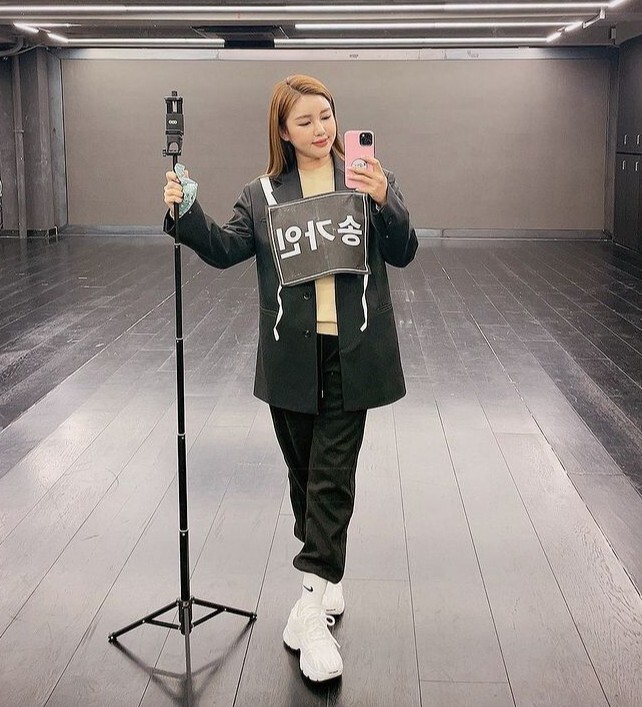 Singer Song Ga-in has reported on the latest.On the 20th, Song Ga-in posted a picture on his instagram with the phrase I am busy with the cast sound with the name tag of the idols.Song Ga-in spent some time relaxing, taking mirror selfies in the practice room, attracting attention with her cute charm in a relaxed attire.The name Song Ga-in on the clothes attracts attention.The netizens responded in various ways such as Euyomi, I cheer, I am enthusiastic and so on.On the other hand, Song Ga-in will release his third full-length album The Love Song of J. Alfred Prufrock at 6 pm on the 21st.