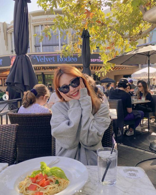 Seoul) = Actor Han Ye-seul has revealed his recent trip abroad.Han Ye-seul posted a photo on his Instagram account on Tuesday showing him enjoying his meal abroad without much explanation.Inside the picture is a picture of Han Ye-seul enjoying a meal at a foreign restaurant.Han Ye-seul is wearing a grey sweatshirt and a bright smile with sunglasses on.Especially when you take a calyx pose with your hand on your face, you will notice the beauty of Han Ye-seul during the extraordinary period.On the other hand, Han Ye-seul has collected topics by revealing his devotion to his 10-year-old lover through his SNS last May.