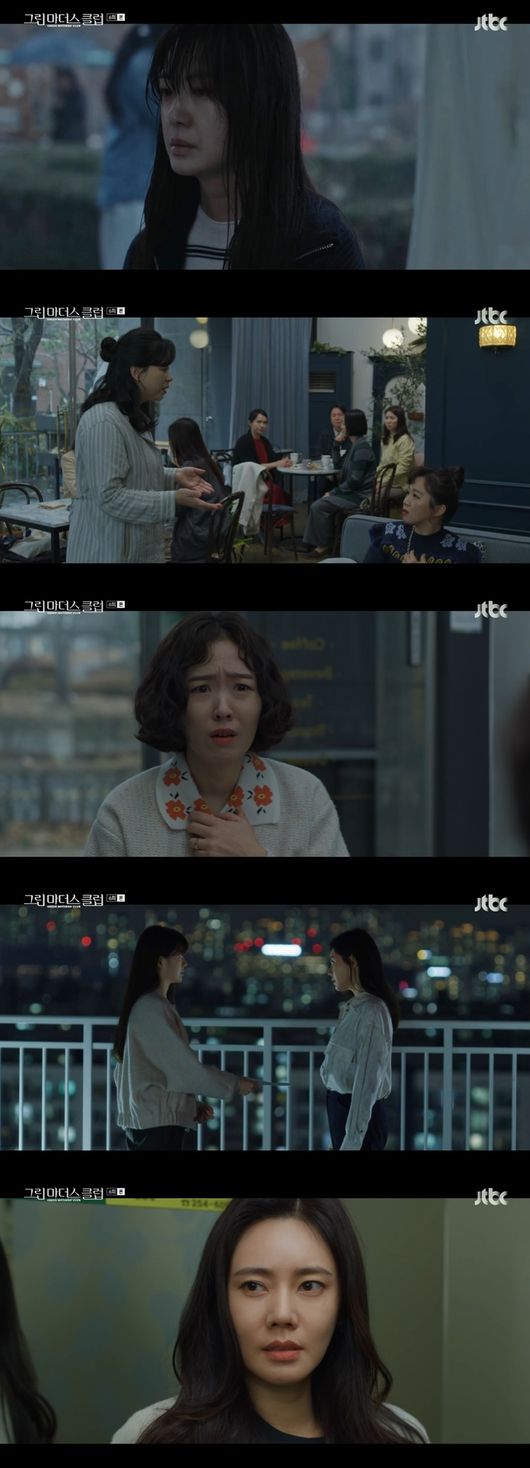 The death of The Outsiders Mom Kim Gyu-ri caused a huge blue in upper class elementary community.JTBCs Wednesday-Thursday evening drama, The Mothers Sams Club (played by Shin I-won, directed by Lahana, produced by SLL, and Megaphone), which was broadcast yesterday (21st), has renewed its own highest audience rating with 4% in the Seoul metropolitan area and 3.7% nationwide (based on paid households in Nielsen Korea).On the same day, the division began in the upper-level elementary community as the death of The Outsidersmam, Kim Gyu-ri, separated between Lee Eun-pyo and Cho Choon-hee, who were in full swing.Last night, Lee Eun-pyo, who was shocked by Seo Jin-has return to the cold body after a bloody fight, struggled with guilt that he seemed to be the one who was the cause of death.Chang Chun-hee, who comforted Lee Eun-pyo, also had a secret contact with Seo Jin-ha, so he could not avoid suspicion.However, unlike Lee Eun-pyo, who confessed all of his past with Seo Jin-ha, he left a question mark while hiding the fact that he met her.The Outsiders Moms death has shaken not only two mothers but also the top-up.Park Yoon-joo (played by Joo Min-kyung), who had a bad story for her, and Lee Man-soo (played by Yoon Kyung-ho), who had seen the meeting between Byun Chun-hee and Seo Jin-ha, were suffering from nervousness for different reasons.Kim Yeong-mi (played by Jang Hye-jin), who claimed that her death was due to the selfishness of the community, showed a duality of pretending not to know her husband, Geon-wu Oh (played by Lim Soo-hyung), who secretly filmed Seo Jin-ha.In the situation where all the characters in Sangwi-dong were suspicious, Lee Eun-pyos husband, Jae U. Jung (Choi Jae-rim), was continuing the investigation and encountered unexpected facts that his wife was a college alumnus with Seo Jin-ha.Lee Eun-pyo, who could not shake his guilt even after his husbands affectionate comfort, poured tears into his sorryness for Friend when he realized that Seo Jin-ha was a lonely situation without any heart.In the meantime, as it was revealed that the last person Seo Jin-ha met before his death was Byun Chun-hee, doubts about her heightened.Lee Eun-pyo, who heard this fact, recalled a bloody letter in the mail of Chun-hee Chang, who had been wrongly delivered to his house, saying, I will not forget your evil even if I die.In Lee Eun-pyos question, Byun Chun-hee shot and scared her by saying that Seo Jin-ha had suspected her husband Louise (Roy (Choi Kwang-rok) and Lee Eun-pyos affair before she died and said she wanted to die because of it.As the whole neighborhood was noisy due to the death of The Outsiders Mom, the results of the test at the Gifted and Talented Institute of Geosung University, the goal of mothers of Sangwi-dong, were also announced.Park Yoon-joo told Lee Eun-pyo, who is suffering from guilt, that his daughter Su-in and Lee Eun-pyos son were attached and Yubin, daughter of Chun-hee, fell.Unlike the two families who forgot the death and were soaked in the joy of passing, there was a deep gloom in the house of Chun-hee.Jae U. Jung, who bought a cake to celebrate the slope of the house, encountered a disturbing change in many ways.In the end, Chun-hee testified that Seo Jin-has suicide was caused by an affair between her husband and college alumni in order to hide her secret.When Jae U. Jung noticed that the college alumni mentioned by Chun-hee Chang was his wife, Lee Eun-pyo, the elevator door opened and the eyes of three people met.After the intersection of Lee Eun-pyo, Chun-hee and Jae U. Jung, who are full of confusion toward each other, the 6th ended.Lee Eun-pyo, who has been accused of having an affair, is curious about what secrets he should keep until he can reveal the truth to his husband, Jae U. Jung, and forsake his best friend Friend.JTBCs Wednesday-Thursday evening drama, The Mothers Club, which is stimulating the reasoning with the story of two mothers involved in the death of The Outsiders Mom, will be broadcast seven times at 10:30 pm on the 27th (Wednesday).Greene Mothers Sams Club