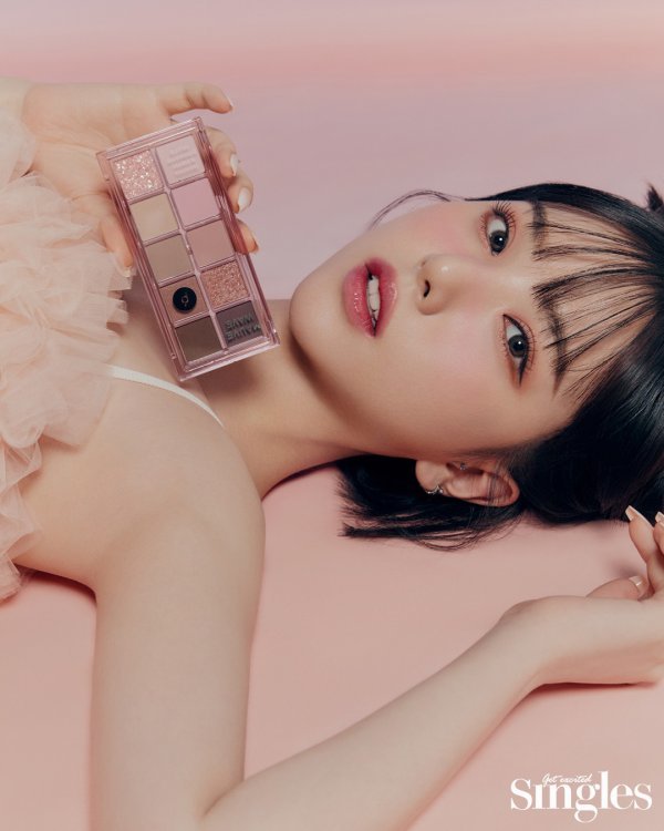 A beauty pictorial from ViviZ Eunha has been released.In the picture, Eunha has a graceful yet mature mood beyond a cute image.He created a natural eye through a neutral-toned shadow palette, while also giving points to the eyeballs and cheeks, adding a lovely feel.Eunha is the back door that showed the charm of various colors and impressed all the staff of the filming site.ViviZ Eunhas picture can be found in the May issue of Singles and the Singles website.