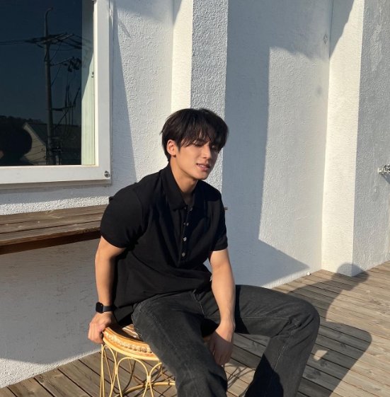 Kim Mingyu posted several photos on his instagram on the 22nd without any comment.Kim Mingyu in the photo, which is released together, is posing in the sunlight with all black fashion.Especially, through the photographs that look close to the camera, it made the hearts of those who show off their unrealistic visuals.Group Seventeen, to which Kim Mingyu belongs, is scheduled to return to their regular fourth album on May 27.