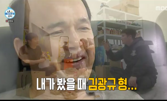 I Live Alone Jun Hyon-moo laughed when he was drunk and groaned.On MBCs I Live Alone, which was broadcast at 11:10 pm on the 22nd, the images of Kokun and Jun Hyon-moo, who visited the Kian84 exhibition, were broadcast.Kian84 said, When I was drawing a webtoon alone, I was comfortable because no one saw me. Today, at the exhibition, it was awkward to dress up nicely and explain my picture.I wanted to see the scenes in the drama, I could enjoy this kind of luxury. I was sorry rather than thankful. I thought I should never take it for granted. On that day, Jun Hyon-moo continued to drink ginseng wine with a red-blown face and confessed, The city is narrow and slightly less sounding. He suddenly said, I have a wish. Huh?I want to hear you say, Jun Hyon-moo is dressed well. So Park said, Do you honestly remember that day?and Jun Hyon-moo replied, Its blurry.Jun Hyon-moo laughed, saying: Im making myself to take a body profile; Im going to take it in six years.Cocoon promised, I will make the end of the heap run once in a while.Kian84 suddenly asked, Is your brother not going to the house? So Jun Hyon-moo shouted, Im getting drunk, Im getting annoyed.He said, Who does not want to go?Cocoon said, I just got hurt in my heart. Jun Hyon-moo said, referring to the breakup of Jun Hyon-moo. Jun Hyon-moo sighed and shook his head.Kian84 said, What do you have to make a lot of money and buy a house and buy a car? If you live alone? Jun Hyon-moo said, I swear to swear.Kian84 proposed a two-to-two double meeting, and Jun Hyon-moo chewed only ginseng roots without saying anything.But what he ate was ginger, and he frowned and spit out and laughed. Cocoon said, I still like to get older.Cocoon is likely to get married, Jun Hyon-moo and Kian84 predicted, so Cocoon said, I think we can all do it.Jun Hyon-moo told Kian84, I laughed at Kim Kwang-kyus age and I was a crazy age.I didnt know I was going to be like this, I didnt know I was going to be like this until my mid-40s. I was a big-timer, but I was that old.Marriage is not going to be his will. He gave a big smile to those who were drunk and lay on the floor of the generation.MBC entertainment I Live Alone broadcast screen capture