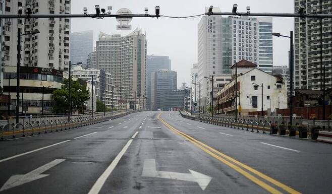 [사진: 로이터-연합] 지난 4월14일 상하이의 한 도로. 봉쇄조치때문에 다니는 차가 없다. 상하이의 봉쇄는 3월28일부터 시작됐다.