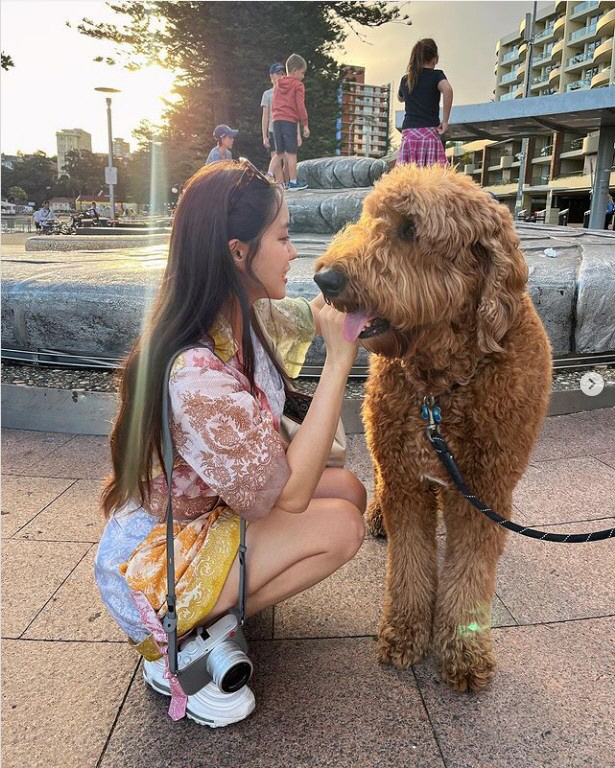 Singer Hyomin delivered a recent news in Sydney.On the 24th, Hyomin posted a picture on SNS saying, Friend I made in Sydney.In the photo, Hyomin is sitting next to a puppy he has made in Sydney. At this time, Hyomins small face size catches his eye.Meanwhile, Hyomin recently split from soccer player Hwang Ui-jo, who is now leaving for Australia for a month of living experience.