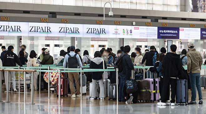 3일 오전 인천국제공항 제1터미널 출국장에서 해외여행을 앞둔 여행객들이 출국수속을 밟고 있다. /뉴스1