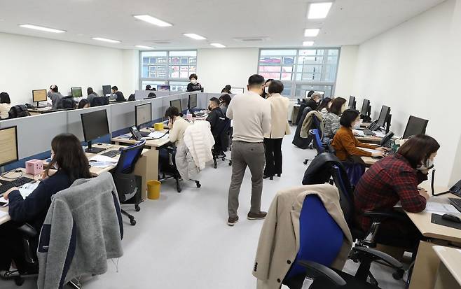 상담 내용이 간단한 콜센터 업무는 가상인간으로 대체될 수 있는 대표적 분야 중 하나이다. 사진은 지난 2월 14일 경기도 화성시 동탄출장소의 코로나19 행정안내센터./뉴스1