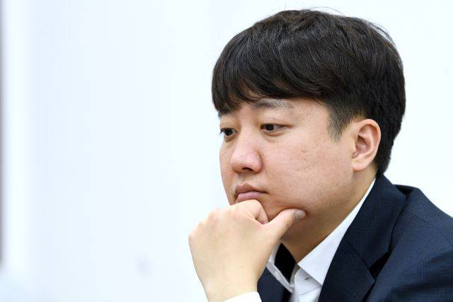 이준석 국민의힘 대표가 25일 국회 당대표 회의실에서 가진 국민일보와의 인터뷰 도중 신중한 표정을 짓고 있다 . 최종학 선임기자