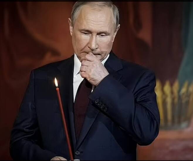 대부분의 러시아와 우크라이나인이 믿는 종교인 정교회의 부활절 미사에 참석한 블라디미르 푸틴 러시아 대통령이 입 안을 씹는 것처럼 보이며 계속 불편하게 움직이는 모습의 영상이 공개돼 그의 건강이상설이 또 제기됐다.AP연합뉴스