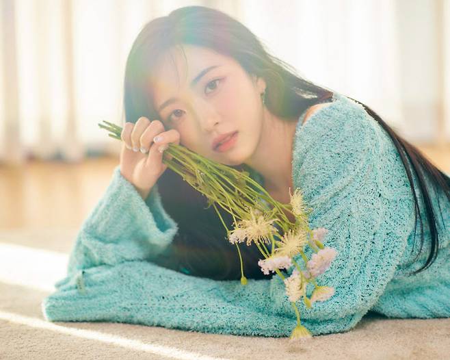 The IOK Company released concept photos of Alice So-hee, Yeonje and Garin, who are making a comeback to the ballad song The Universe in Me through official SNS on the 26th.In the open photo, So-hee is fresh with a green-based short-sleeved knit and jeans, and Yeonje is holding a bouquet of flowers in a sky blue-type long-sleeved knit, and Garin is showing a pure atmosphere by unifying both top and bottom in yellow color.