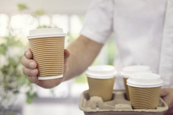 일회용컵(테이크아웃컵)으로 뜨거운 커피나 차를 마시면 그 안에 코팅된 LDPE 재질로 인해 미세플라스틱도 같이 마실 수 있다는 경고가 나왔다. [사진=게티이미지뱅크]