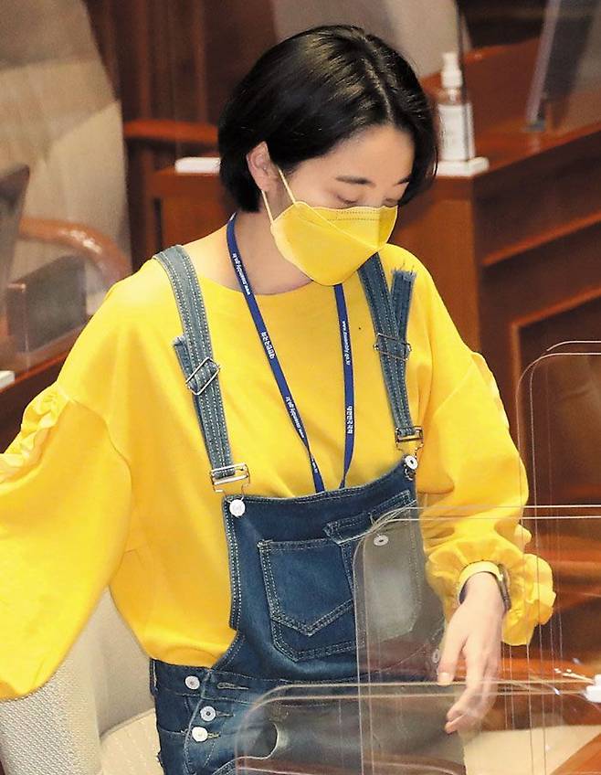 지난해 국회에 멜빵 청바지 입고 등장한 류호정 의원. /이덕훈 기자