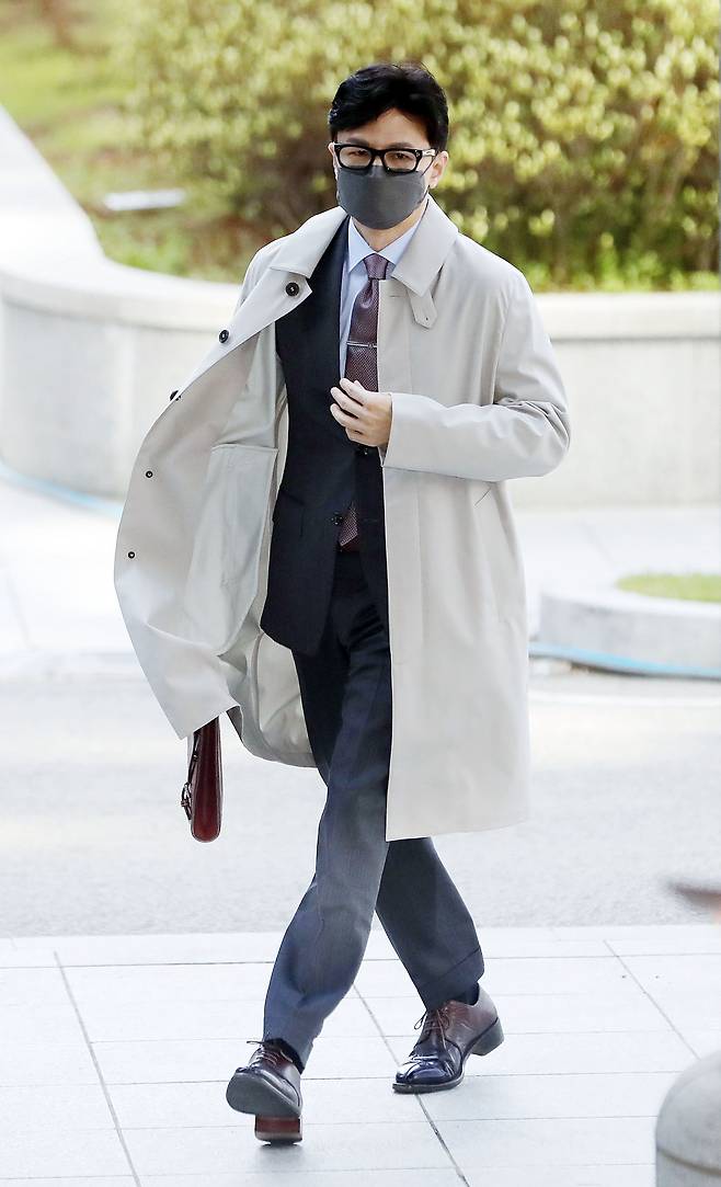 15일 인사청문회 준비 사무실로 출근하는 한동훈 법무부 장관 후보자. 클래식 정장에서 자주 연출하는 바지 턴업(밑단을 접어 올리는 것. 보통 4~5cm 정도)은 물론 넥타이, 구두 색상을 맞춰 포인트를 줬다. 베이지색 맥코트(방수소재로 만든 코트로 최근엔 싱글 버튼 재킷을 통칭하기도 한다. 스코틀랜드 맥킨토시가 만든 원단에서 착안)도 화제였다. /뉴시스