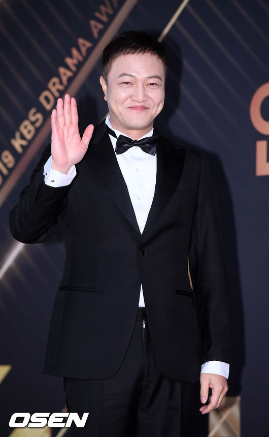 Actor Jung Woong-ins first daughter, Jung Se-yoon, has complained about the indiscreet evil and unfounded rumors.Jung Se-yoon posted a photo on SNS on the 25th. The public photo was shocked by the malicious comment Akpl toward Jeong Se-yoon.In the capture photo, Akpler said, Soyun is a (real, really) natural woman.Jeong Se-yoon is just ... like a dog and I do not know because I do not see Da-yoon often. Another commented, Soyun is good and has the right personality, so men have to like it.Mossol (mother solo) Jeong Se-yoon ... I do not say much (I will not say a lot), he added, adding to the shock.These are comments left on Jung So-yoons SNS account, so Jung So-yoon wrote Who are you and I do not have a boyfriend and got attention once more.Jung Se-yoon also said to his sisters SNS, Why do you do it to me? Its really funny (its ridiculous)!Even Jung So-yoon and Jung Se-yoon, who seem to insult their parents Jung Woong-in, made them wonder.So Jung Se-yoon said, Why is my mother Father?The three sisters, Jung Se-yoon, Jung So-yoon and Jung Da-yoon, are the three daughters of Jung Woong-in and appeared in the past MBC entertainment program Father! Where are you going?At that time, Jung Woong-ins three daughters were greatly loved by their cute appearance resembling Father.But Father! Where are you going? Many years after the end, Jung Woong-ins daughters have recently returned to their daily lives and are living like ordinary children.Jung Woong-in is also faithful to his main job as an actor, refraining from appearing in a separate family entertainment after Father! Where are you going?Nevertheless, Jung Se-yoon and Jung So-yoons SNS are followed by the interest of fans who remember the past Father! Where are you going?It is not an affectionate interest to remember nostalgia, but an uncomfortable interest in jealousy of fame is making a frown by leading to a bad news for sisters Jung Se-yoon and Jung So-yoon.Jung Se-yoon, Jung So-yoon SNS, DB.