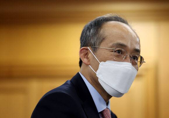 경제부총리에 추경호 지명 - 추경호 경제부총리 겸 기획재정부 장관 후보자가 10일 서울 중구 은행회관에서 열린 기자간담회에서 기자들과 인사하고 있다. 2022.4.10 연합뉴스