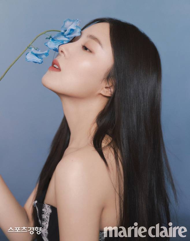 Actor Lee Se-young, who has been loved by many people with solid acting skills, showed off her beauty.Phoenix Marie Claire released Lee Se-youngs picture on the 26th.Lee Se-young in the picture showed summer styling filled with refreshing.Lee Se-young caught his eye with his unique elegant atmosphere and charm in a space filled with blue flowers and water.Meanwhile, Lee Se-young will appear on KBS 2TVs new Mon-Tue drama Love by Law to be aired on August 29th.More pictures and interviews by actor Lee Se-young can be found in the May issue of Phoenix Marie Claire and on the Phoenix Marie Claire website (www.marieclairea.com).