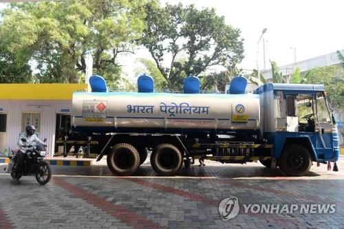 인도 세쿤데라바드의 주유소에 석유를 공급하는 유조차.  [AFP 연합뉴스 자료사진. 재판매 및 DB 금지]