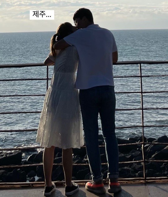 Choi Jin-sils daughter Choi Joon-Hee has revealed her recent love affair.Choi Joon-Hee took the time to answer questions via Instagram Story on April 26.Choi Joon-Hee in the photo is doing The Kiss in front of her boyfriend and the sea.With the upload of the photo, Choi Joon-Hee left the answer Jeju to the question of the netizen asking about the place to go with her boyfriend.Choi Joon-Hee also posted a sticker photo with her boyfriend and wrote I want to see you brother.Choi Joon-Hee, meanwhile, has been actively communicating with fans on SNS after being known as the daughter of the late Choi Jin-sil. Recently, she announced the signing of exclusive contracts with Wybloom and announced her activities in the entertainment industry.