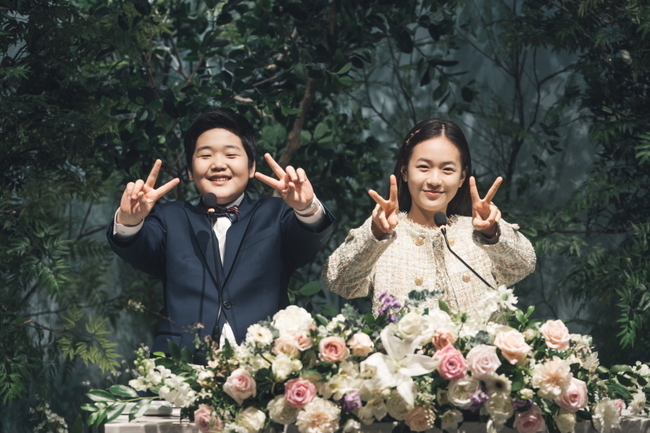 The marriage song Divorce Composition 3, which is only two times before the end of the film, released a behind-the-scenes cut with hard hair.TV CHOSUN weekend mini series Marriage Writer Divorce Composition 3 (Phoebe, Im Sung-han)/director Oh Sang-won/hereinafter, Girl Song 3) is a story about unimaginable misfortune to three attractive heroines in their 30s, 40s and 50s, and a drama about the discord of couples looking for a true love.Above all, Gongsong 3 has been ranked # 1 in the city hall rate of the same time zone for 14 consecutive times even in a powerful competition, proving its unwavering popularity in three seasons.Park Joo-Mi - Jean Soo-kyung - Lee Min-young - Jean No-Min - Moon Sung-ho - Kang Shin-hyo - Bubae - Ji Youngsan - Song Ji-in - Lim Hye-young - Park Seo-kyung - Lim Hanbin The back of the set was unveiled on April 27 and is drawing attention.Park Joo-Mi and Jean Soo-kyung, who were married in the drama first, proved the breath of fantasy with their opponents, Boo Bae and Moon Sung Ho.Park Joo-Mi and Jean Soo-kyung, who are in a bright wedding dress, have completed a beautiful visual than flowers in the wedding scene with Moon Sung-ho, a rich man who boasts a perfect suit fit with a colorful glamor.Park Joo-Mi and Bubae prepared for the filming and seriously watched the ambassador, and in the small shoot with Park Seo-kyung, the daughter of the play, they turned into a bright face and melted into the play.In addition, Jean Soo-kyung has raised the warmth with Moon Sung-ho and the Acting sum that can be seen from the first season.In the revival with Moon Sung-ho, who plays as a chemie fairy in the field, Jean Soo-kyoung laughed and Moon Sung-ho was attracted to the reversal with a smile that escaped from the colorless odorless charm.On the other hand, Lee Gyoung, Lee Min-young and Kang Shin-hyo, who were in crisis in the play, released various cuts to prevent tears of city halls.After filming the scene where the ghosts of Bu Hye-ryong (Lee Ga-ryeong) and Lee Min-young, who shocked the house theater, met, Lee Ga-ryeong and Lee Min-young closely monitored and smiled brightly.In particular, Lee and Lee Min-young, who made a laugh with a smile on the scene of wiping Kang Shin-hyos foot, focused on the filming of their parents Kim Eung-soo and Lee Jong-nam in the play and finished with a youthful authentication shot.In the meantime, Jean No-Min, Ji Young-san and Hye-sook Lee always showed passion with immersive aspect.Jeon No-Min, who does not put a script in his hand, Ji Young-san, who listens to the director, and Hye-book Lee, who watches the screen with real-time monitoring, shined professionalism.In addition, Song Ji-in expressed a pleasant atmosphere by expressing a playfulness with a sense of pose during the filming, and Lim Hye-young revealed the sincerity of repeating the practice before shooting the celebration scene.In addition, Park Seo-kyung and Hanbin, the mascots of the Join Song 3, left a cute authentication shot and caused the city halls to smile at the group mother.The song 3 was able to receive a hot love because there were actors who were united with affection for the work, the production team said. The actors continue to play until the final meeting.Please check the ending of the song 3 beyond imagination through this broadcast.